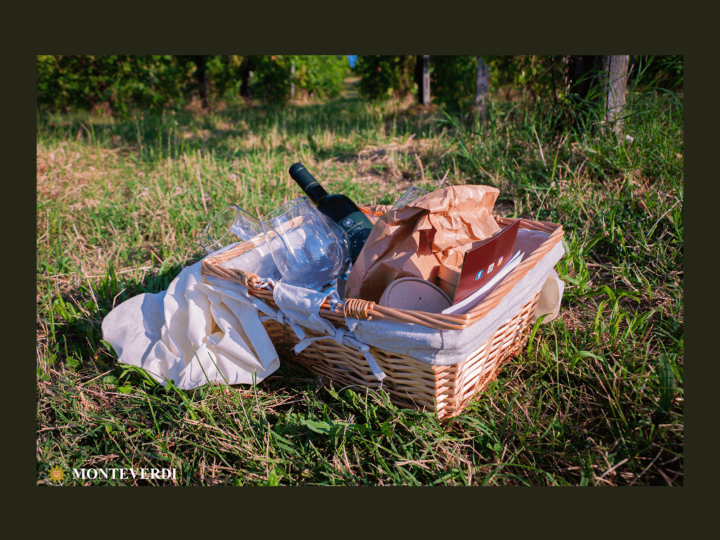 cestino da pic-nic con calici e bottiglia di vino firmata Monteverdi
